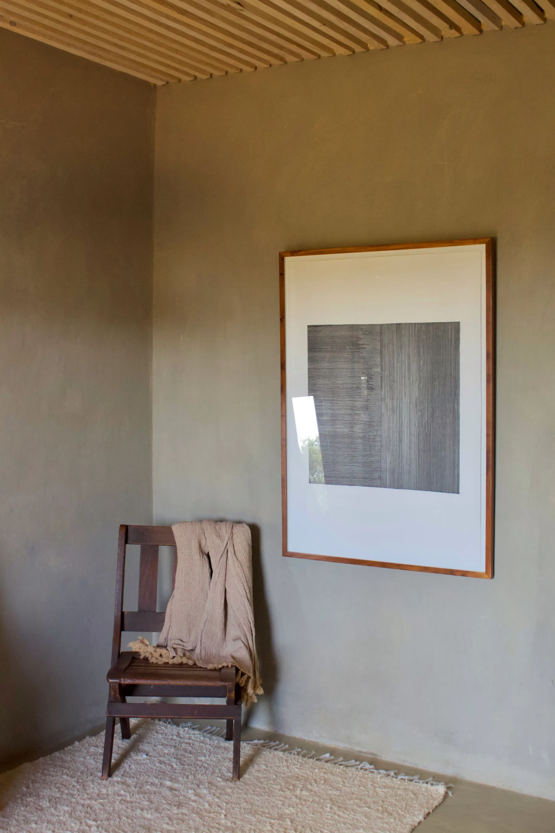 Natural materials and soft tropical light in a minimal room